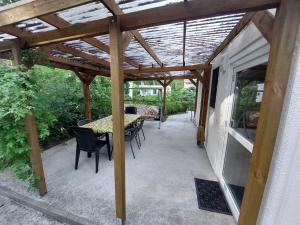 Ferienbungalows am Wolziger See的阳台或露台
