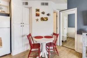 uma cozinha com uma mesa branca e quatro cadeiras em Casa Del Sol em Padre Island