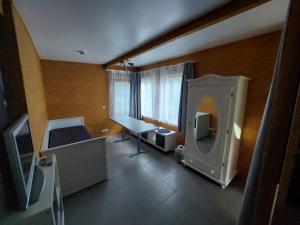 HeideseeFerienbungalows am Wolziger See的客房内配有电视和书桌