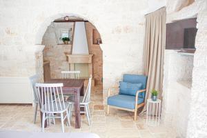 a kitchen and dining room with a table and chairs at AGROSILENTE in Locorotondo
