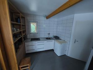 Ferienbungalows am Wolziger See的厨房或小厨房
