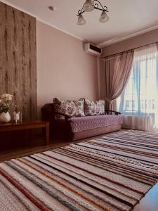 sala de estar con sofá y alfombra grande en Tamerlan en Khmelʼnytsʼkyy