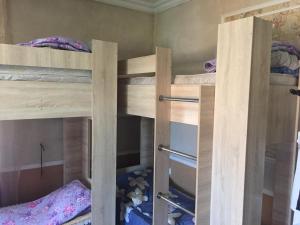 Hostel A99 في أستانا: غرفة مع ثلاثة أسرة بطابقين في غرفة