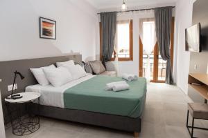 um quarto com uma cama com duas toalhas em Vesta suite&studio in Chania Old Town em Chania Town