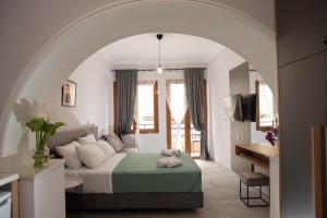 um quarto com uma cama num quarto com um arco em Vesta suite&studio in Chania Old Town em Chania