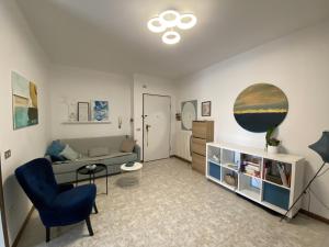 Posedenie v ubytovaní Dolce Alba: 2 BR apartment 8min walk from the beach