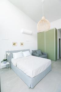 1 dormitorio con 1 cama grande y armario verde en Sevene Villas, en Petroúlai