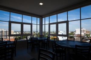 Tri Hotel Executive Osório餐厅或其他用餐的地方