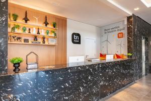 Tri Hotel Executive Osório的厨房或小厨房