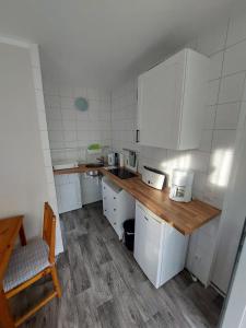 Ferienbungalows am Wolziger See的厨房或小厨房