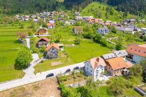 een luchtzicht op een klein dorp met huizen bij Apartma na hribu in Mojstrana