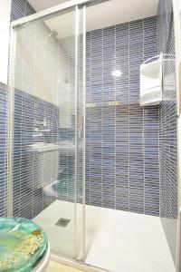 a bathroom with a shower with a glass door at Adosado II en Vilanova de Arousa in Villanueva de Arosa
