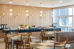 Tri Hotel Executive Osório餐厅或其他用餐的地方