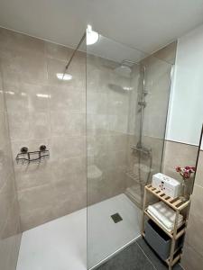 y baño con ducha y puerta de cristal. en Vista al mar - Piscina by VV Canary Ocean Homes, en Los Cristianos