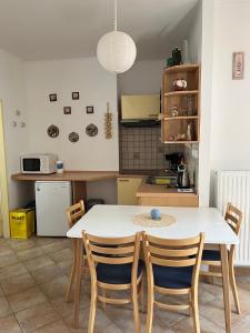 cocina con mesa blanca y sillas en Apartmán u Čarků 