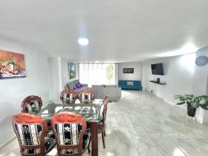 sala de estar con mesa, sillas y sofá en APARTAMENTO 401 MEDELLIN, en Medellín