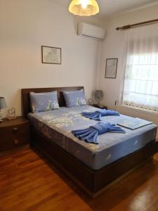 Кровать или кровати в номере Votsi Seaview