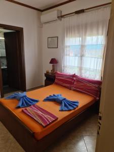 Кровать или кровати в номере Votsi Seaview