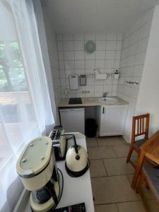 a kitchen with a tea kettle on a counter at Ferienbungalows am Wolziger See in Heidesee