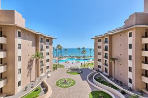 - une vue aérienne sur deux immeubles d'appartements et une piscine dans l'établissement Sonoran Spa 304-N, à Puerto Peñasco