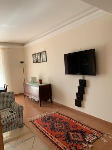 salon z telewizorem z płaskim ekranem na ścianie w obiekcie APARTMENT LAMPEDUSA w mieście Piazza Armerina