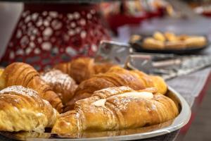 - un paquet de pâtisseries sur une assiette sur une table dans l'établissement BNB Aria di Mare, à Santa Marinella