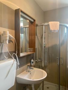 a bathroom with a sink and a shower at Apartman 20, Brzeće Centar in Brzeće