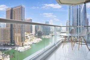 een balkon met uitzicht op het water en de boten bij Luxury 2BR with Breath-taking Dubai Marina Views in Dubai