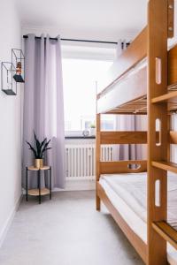 ein Schlafzimmer mit Etagenbetten und einem Fenster in der Unterkunft Golden Hour Apartment Wangerooge in Wangerooge