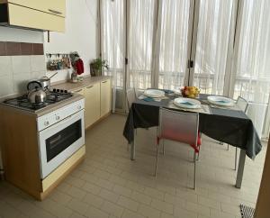 Kuchyňa alebo kuchynka v ubytovaní Dolce Alba: 2 BR apartment 8min walk from the beach