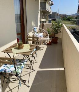 Balkón alebo terasa v ubytovaní Dolce Alba: 2 BR apartment 8min walk from the beach