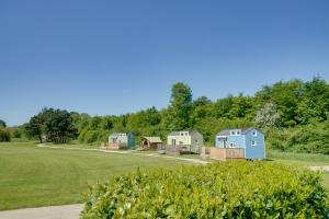 Gallery image of Green Tiny House with shared pool in Zeewolde