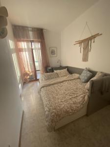 Posteľ alebo postele v izbe v ubytovaní Dolce Alba: 2 BR apartment 8min walk from the beach