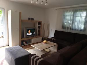 ein Wohnzimmer mit einem Sofa und einem Couchtisch in der Unterkunft Zelena dolina-Green Valley in Travnik