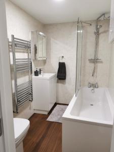 uma casa de banho com um lavatório, um chuveiro e um WC. em SeaSky em Portland