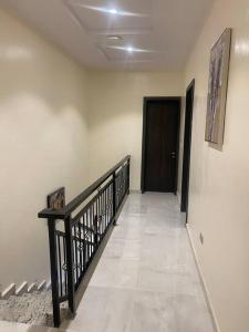 un pasillo con una escalera y una puerta negra en Urban Haven - Surulere, en Lagos