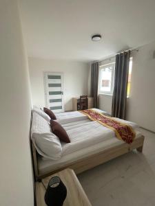 Un pat sau paturi într-o cameră la Sun-House Pension&Restaurant -ParkingFree-