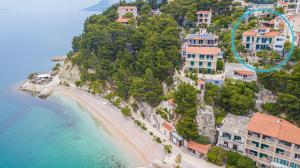 an aerial view of a beach with houses on a mountain at Apartment Vidra in Brela