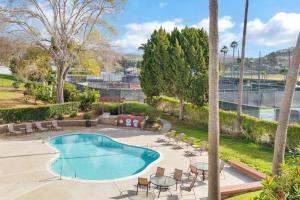 uma piscina com cadeiras e uma mesa em 674 Updated Studio inside the gates of the Resort em Encinitas