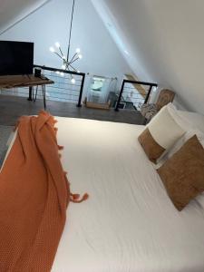 una camera con letto bianco e TV di Modern Loft 