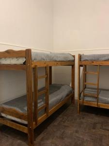 Dos literas una al lado de la otra en una habitación en MiBAQ Palermo, en Buenos Aires 33 fotos más