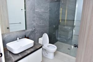 une salle de bain avec toilettes, lavabo et douche dans l'établissement Bonita Casa, Cerca de la FNSM, Ideal para grupos, à Aguascalientes