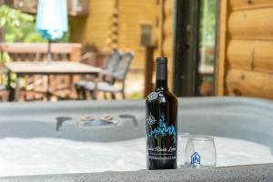 Foto dalla galleria di Moose Lodge w/HotTub a Ridgedale Altre 36 foto