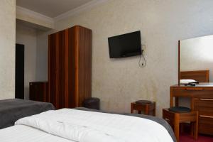 TV a/nebo společenská místnost v ubytování Antika Hotel