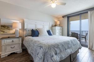 Schlafzimmer mit einem Bett und einem Fenster mit einem Balkon in der Unterkunft Phoenix III 3084 in Orange Beach