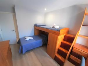 ein kleines Schlafzimmer mit einem Etagenbett und einer Leiter in der Unterkunft Gran apartamento 7 plazas centro de Oviedo-OV4729 in Oviedo