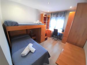 ein Schlafzimmer mit einem Bett mit einem weißen Handtuch darauf in der Unterkunft Gran apartamento 7 plazas centro de Oviedo-OV4729 in Oviedo