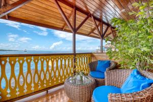 ein Balkon mit Stühlen und Blick auf das Meer in der Unterkunft Hotel Bocas del Toro in Bocas del Toro
