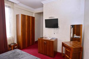 TV a/nebo společenská místnost v ubytování Antika Hotel