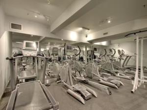 Gimnasio o instalaciones de fitness de Nature's Nook by Instant Suites Pool & HotTub